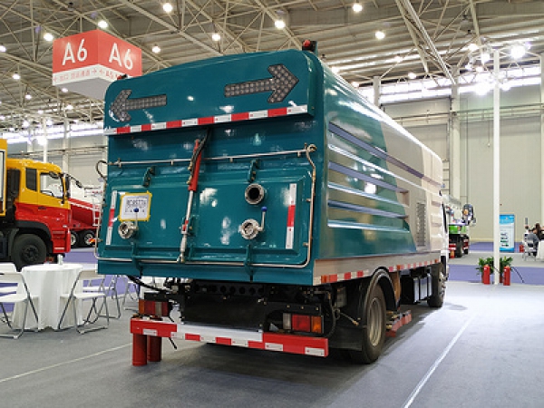 五十鈴國(guó)六8方吸塵車(chē)